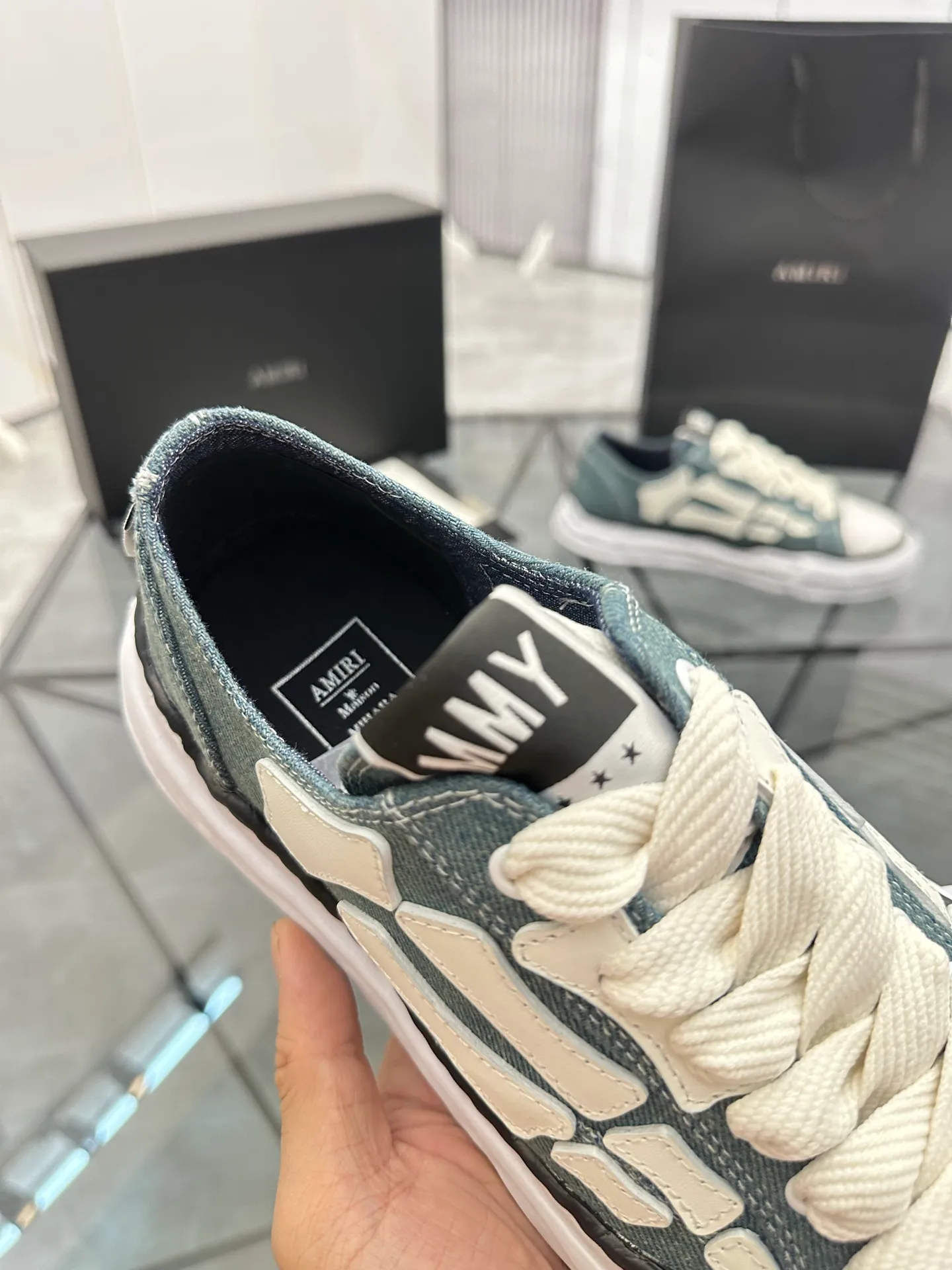 Men's shoes: 💰P520¥ High-end quality Product trademark: AMIRI* "Emil*" low-top casual shoes Regular size: 39-45 (can be customized to 46) Product materials: Upper imported original fabric spliced ​​cowhide, breathable lining, original outsole. Number: 525